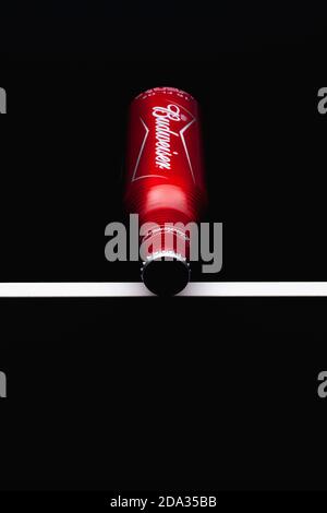 Prag, Tschechische Republik - 20. Mai 2020: Bierflasche der Marke Budweiser auf schwarzem Studiohintergrund. Budweiser Bier in einem amerikanischen Lager erstmals eingeführt in Stockfoto