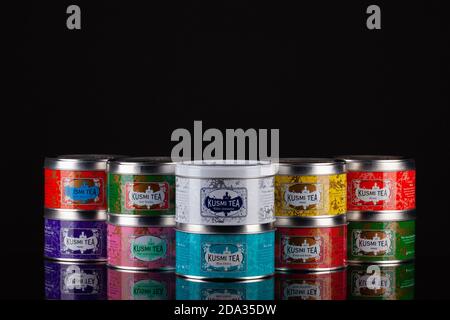 Prag, Tschechische Republik - 8. November, 2020: Verschiedene Kusmi Tee Aluminium-Boxen für den schwarzen Tisch. Kusmi Tea ist eine Marke von Tee, mit Sitz in Paris, Fr. Stockfoto
