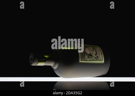 Prag, Tschechische Republik - 26. Mai 2020: Flasche Diplomatico Rum auf schwarzem Hintergrund isoliert. Die Geschichte von Diplomatico begann 1959 in Venezuela. Stockfoto