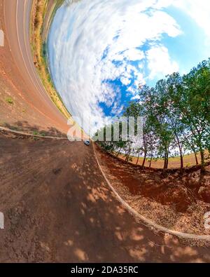 Kleiner Planet mit Bäumen, weißen Wolken und weichen blauen Himmel. Green 360 winzigen Planeten von grünem Gras Ökologie Konzept. Stockfoto
