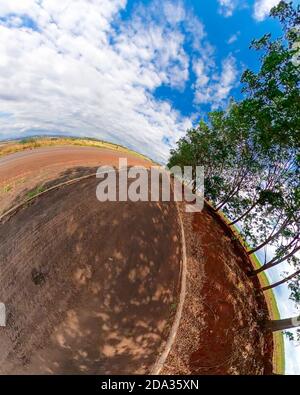Kleiner Planet mit Bäumen, weißen Wolken und weichen blauen Himmel. Green 360 winzigen Planeten von grünem Gras Ökologie Konzept. Stockfoto