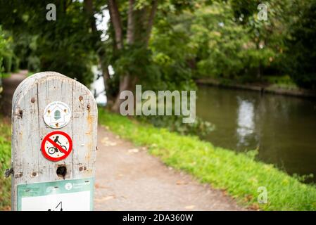 Maidenhead, Berkshire, UK., Mittwoch, 02/09/2020, Thames Path, Boulters Lock to Cookham, [Pflichtangabe: Peter Spurrier], Themse, Thames Valley, Opening Leading to the Thames Path, with the Badges tacked on, Stockfoto