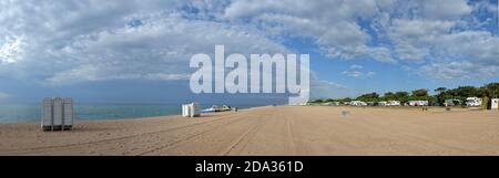 Panoramablick auf den weitläufigen Sandstrand von Santa Susanna an der Costa Brava Küste in Katalonien, Spanien. Stockfoto