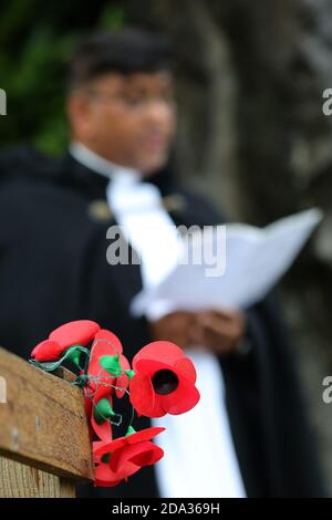 Gedenkfeier am 8. November 2020 im Cenotaph in Crickowell, Powys, South Wales. Der Vikar leitet die Gedenkfeier am Stockfoto