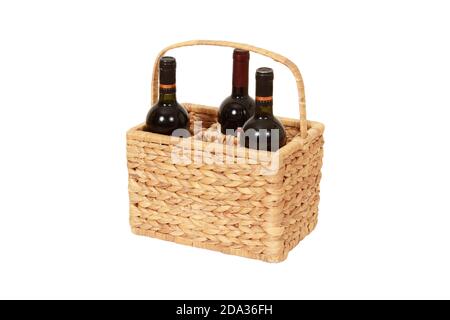 Nahaufnahme von drei Flaschen Wein in einem gewebten Korb isoliert auf weißem Hintergrund Stockfoto