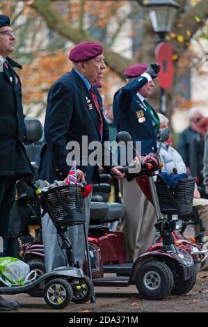 Southampton, Großbritannien, 8. November 2020. Erinnerungssonntag 2020 Eingang - Gedenkgottesdienst im Cenotaph in Southampton, Großbritannien Bild: Veteranen stehen bei einem Gedenksonntag im Cenotaph in Southampton heute Morgen, Sonntag, 8. November 2020, während einer Schweigeminute neben ihren Mobilitätsrootern. Am Sonntag, den 8. November 2020, fand im Cenotaph in Southampton, Großbritannien, ein großer öffentlicher Dienst statt. Die Pandemie und die zweite nationale Sperre in England haben dazu geführt, dass viele Kommunen in diesem Jahr ihre Gedenkpläne ändern mussten, um die Bewohner zur Teilnahme am Safet zu ermutigen Stockfoto