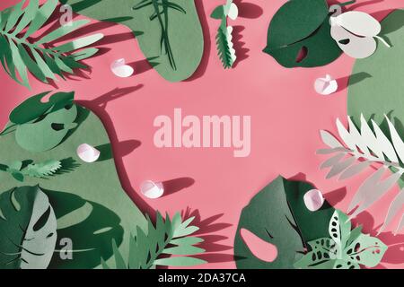 Exotische Blätter, Palme und Monstera Blätter auf rosa Papier Hintergrund, Textraum. Stockfoto