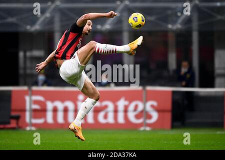 Mailand, Italien - 08. November 2020: Zlatan Ibrahimovic vom AC Mailand in Aktion während des Fußballspiels Serie A zwischen AC Mailand und Hellas Verona. Das Spiel endete 2-2 Unentschieden. Kredit: Nicolò Campo/Alamy Live Nachrichten Stockfoto