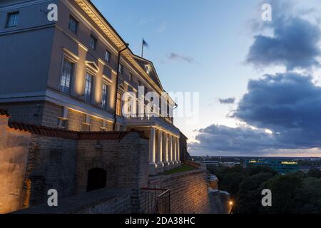 Das Regierungsgebäude. Abend Top-Ansicht der Nacht Tallinn, Estland. Stockfoto