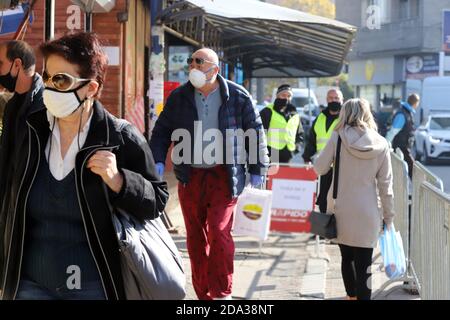 Menschen auf der Straße tragen in Sofia, Bulgarien, Schutzmaske - 09. november 2020. Stockfoto