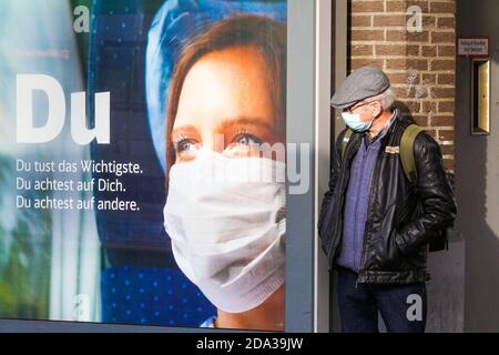 Dortmund, 9. November 2020: Deutsche Bahn die DB Deutsche Bahn AG macht mit großen Plakaten auf das Tragen von Mund- und Nasenschutz in ihren Zügen aufmerksam. Großes Plakat auf einer Plattform am Dortmunder Hauptbahnhof. --- Dortmund, Deutschland, 9.11.2020: Mit großen Plakaten macht die DB Deutsche Bahn AG auf das Tragen von Mund-Nasenschutz in ihren Zügen aufmerksam. Großplakat auf einem Bahnsteig des Dortmunder Hauptbahnhofs. Stockfoto