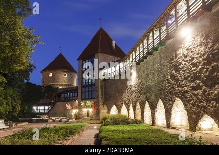 Nachtgarten des dänischen Königs. Mittelalter, das Mädchen und die kik in de kök Wachtürme im Hof der Altstadt. Weiße Nächte im Sommer s Stockfoto