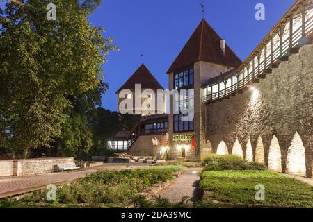 Nachtgarten des dänischen Königs. Mittelalter, das Mädchen und die kik in de kök Wachtürme im Hof der Altstadt. Weiße Nächte im Sommer s Stockfoto