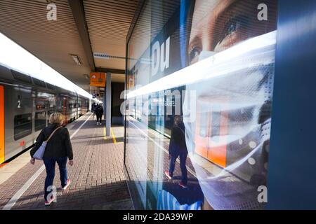 Dortmund, 9. November 2020: Deutsche Bahn die DB Deutsche Bahn AG macht mit großen Plakaten auf das Tragen von Mund- und Nasenschutz in ihren Zügen aufmerksam. Großes Plakat auf einer Plattform am Dortmunder Hauptbahnhof. --- Dortmund, Deutschland, 9.11.2020: Mit großen Plakaten macht die DB Deutsche Bahn AG auf das Tragen von Mund-Nasenschutz in ihren Zügen aufmerksam. Großplakat auf einem Bahnsteig des Dortmunder Hauptbahnhofs. Stockfoto