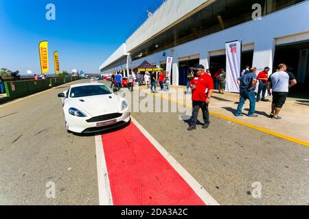 JOHANNESBURG, SÜDAFRIKA - 20. Feb 2019: Johannesburg, Südafrika - 05 2013. Oktober: Aston Martin Owner's Track Day Stockfoto