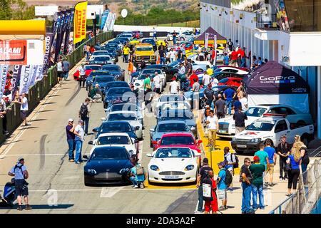 JOHANNESBURG, SÜDAFRIKA - 20. Feb 2019: Johannesburg, Südafrika - 05 2013. Oktober: Aston Martin Owner's Track Day Stockfoto