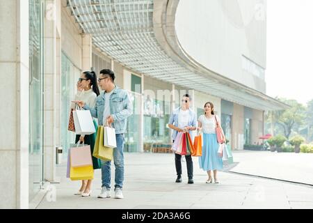 Junge Leute mit Papiertüten Stockfoto