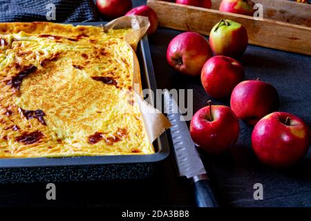 Frisch gebackener Apfelkäse-Kuchen auf einem Backblech Stockfoto