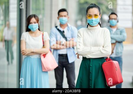 Elegante Frau in medizinische Maske Stockfoto
