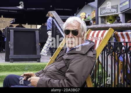 LONDON, VEREINIGTES KÖNIGREICH - 14. Sep 2017: Der zentrale Sitzbereich mit Liegestühlen im Stables Market, Camden. Ein beliebter Ort zum Mittagessen. Stockfoto