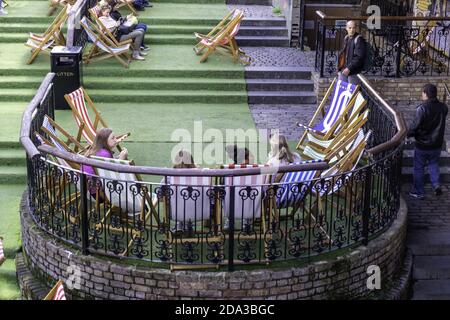 LONDON, VEREINIGTES KÖNIGREICH - 14. Sep 2017: Der zentrale Sitzbereich mit Liegestühlen im Stables Market, Camden. Ein beliebter Ort zum Mittagessen. Stockfoto