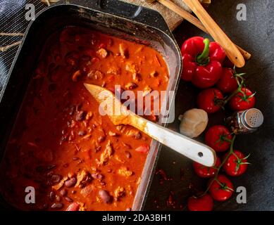 Würzige mexikanische Bohnensuppe in einem Eintopf mit Spatel Von oben Stockfoto