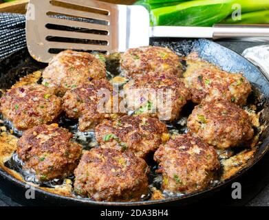 Fleischbällchen in einer Pfanne Stockfoto