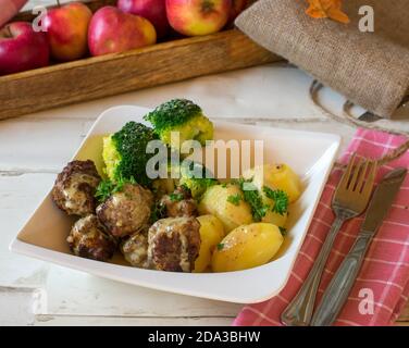 Köttbullar schwedische Fleischbällchen mit Sahnesauce, Brokkoli und Kartoffeln Stockfoto