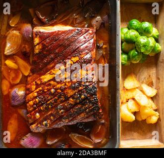 Overhead-Ansicht von gebratenem Schweinebauch mit Kruste und Gemüse. Frisch gekocht . Fertig zum Essen Stockfoto