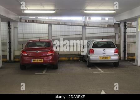 Ayr, Ayrshire, Schottland, rücksichtsloses Parken auf mehrstöckigen Parkplätzen. Autos, die mehr als eine Bucht einnehmen Stockfoto