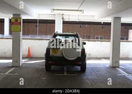 Ayr, Ayrshire, Schottland, rücksichtsloses Parken auf mehrstöckigen Parkplätzen. Autos, die mehr als eine Bucht einnehmen Stockfoto