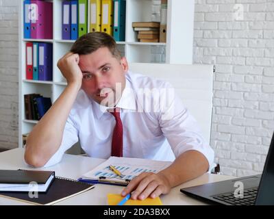 Porträt eines müden Büroangestellten, der die Kamera anschaut. Stockfoto