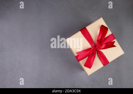 Geschenkbox auf Zement Boden Hintergrund in Weihnachten oder Urlaub, Geschenk-Box auf Schreibtisch, Jahrestag oder Geburtstag oder Feier mit Kopieplatz, feiern Stockfoto