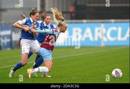 Emily van Egmond von Birmingham City und Alisha Lehmann von West Ham United (rechts) kämpfen während des FA Women's Super League-Spiels im SportNation.bet Stadium, Solihull, um den Ball. Stockfoto