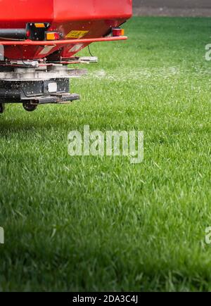 Traktor verbreitet Kunstdünger. Verkehr, Landwirtschaft. Stockfoto