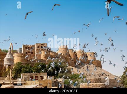 Jaisalmer Fort befindet sich in der Stadt Jaisalmer, im indischen Bundesstaat Rajasthan. Es wird geglaubt, um eine der wenigen "lebenden Forts" in der zu sein Stockfoto