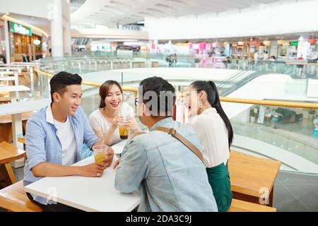 Zwei Paare sitzen am Kaffeetisch Stockfoto
