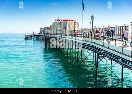 Küstenlandschaft mit blauem Himmel an Sommertagen mit Worthing Pier Stockfoto