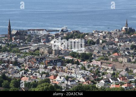 Largs, Ayrshire, Schottland, Großbritannien. Largs ist eine Stadt am Firth of Clyde in North Ayrshire, Schottland, etwa 33 Meilen von Glasgow entfernt. Der ursprüngliche Name bedeutet im schottischen Gälisch 'die Pisten'. Die Stadt ist ein beliebter Badeort mit Pier und vermarktet sich über ihre historischen Verbindungen zu den Wikingern. Jedes Jahr findet Anfang September ein Festival statt. Blick auf Largs vom Haylie Brae Stockfoto