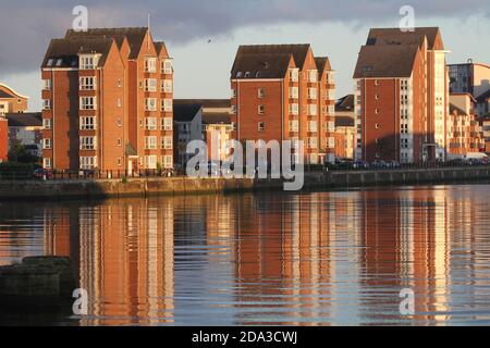 Ayr, Ayrshire, Schottland, Großbritannien. Moderne private Wohnungen Apartments am Fluss Ayr, Ayr Hafen, die Wohnungen spiegeln sich im Wasser. Stockfoto