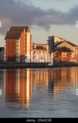 Ayr, Ayrshire, Schottland, Großbritannien. Moderne private Wohnungen Apartments am Fluss Ayr, Ayr Hafen, die Wohnungen spiegeln sich im Wasser. Stockfoto