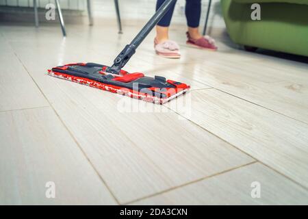Prozess des Waschens des Bodens mit einem Mopp Nahaufnahme. Platz für Text Stockfoto