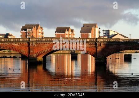 Ayr, Ayrshire, Schottland, Großbritannien. Moderne private Wohnungen Apartments am Fluss Ayr, Ayr Hafen, die Wohnungen spiegeln sich im Wasser. Stockfoto