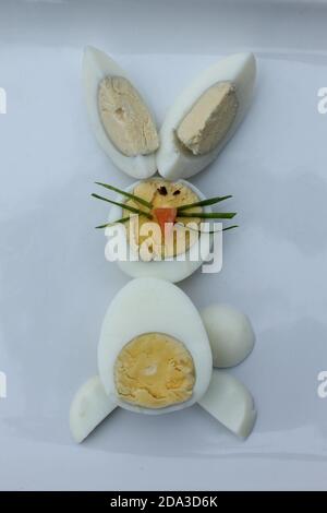 Hart gekochtes Ei angeordnet, um wie ein Hase Kaninchen aussehen Stockfoto