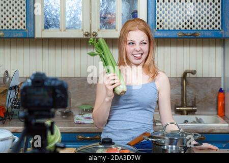 Nettes Teenager-Mädchen ist Dreharbeiten eine Kochshow Stockfoto