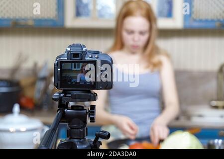 Nettes Teenager-Mädchen ist Dreharbeiten eine Kochshow Stockfoto