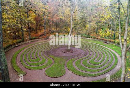 Hannover, Deutschland. November 2020. Farbenfroh sind die Laubbäume rund um das historische Rasenlabyrinth 'das Rad' im Stadtwald Eilenriede. (Mit einer Drohne aufgenommen) Quelle: Julian Stratenschulte/dpa/Alamy Live News Stockfoto