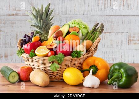 Obst und Gemüse in einem Korb auf Holz Hintergrund Stockfoto