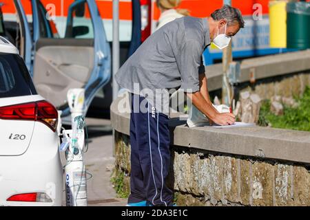 Neapel, KAMPANIEN, ITALIEN. November 2020. 09/11/2020 Neapel, cotugno Krankenhaus-Patienten weiterhin kommen, weil sie positiv für covid-19 sind, aber es gibt keine Plätze mehr im Krankenhaus und die Krankenhäuser sind gezwungen, Sauerstoff zu den Patienten zu bringen Quelle: Fabio Sasso/ZUMA Wire/Alamy Live News Stockfoto