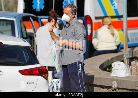 Neapel, KAMPANIEN, ITALIEN. November 2020. 09/11/2020 Neapel, cotugno Krankenhaus-Patienten weiterhin kommen, weil sie positiv für covid-19 sind, aber es gibt keine Plätze mehr im Krankenhaus und die Krankenhäuser sind gezwungen, Sauerstoff zu den Patienten zu bringen Quelle: Fabio Sasso/ZUMA Wire/Alamy Live News Stockfoto